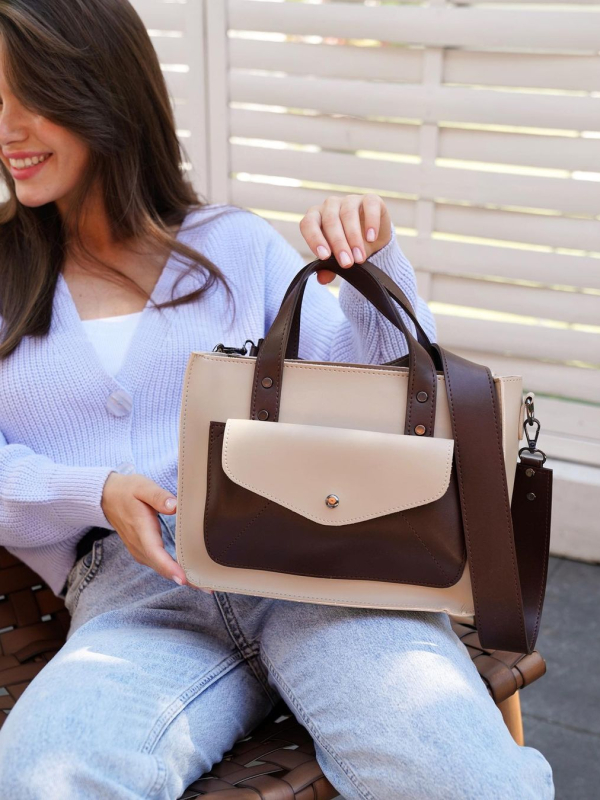 Містка сумка з кишенею спереду НІКОЛЬ бежево-шоколадна LM4000-12