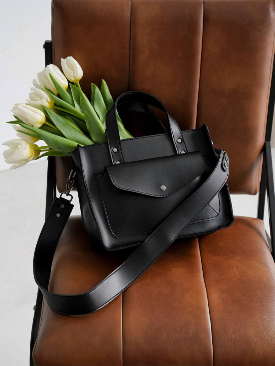 Містка сумка з кишенею спереду НІКОЛЬ чорного кольору LM4000-9