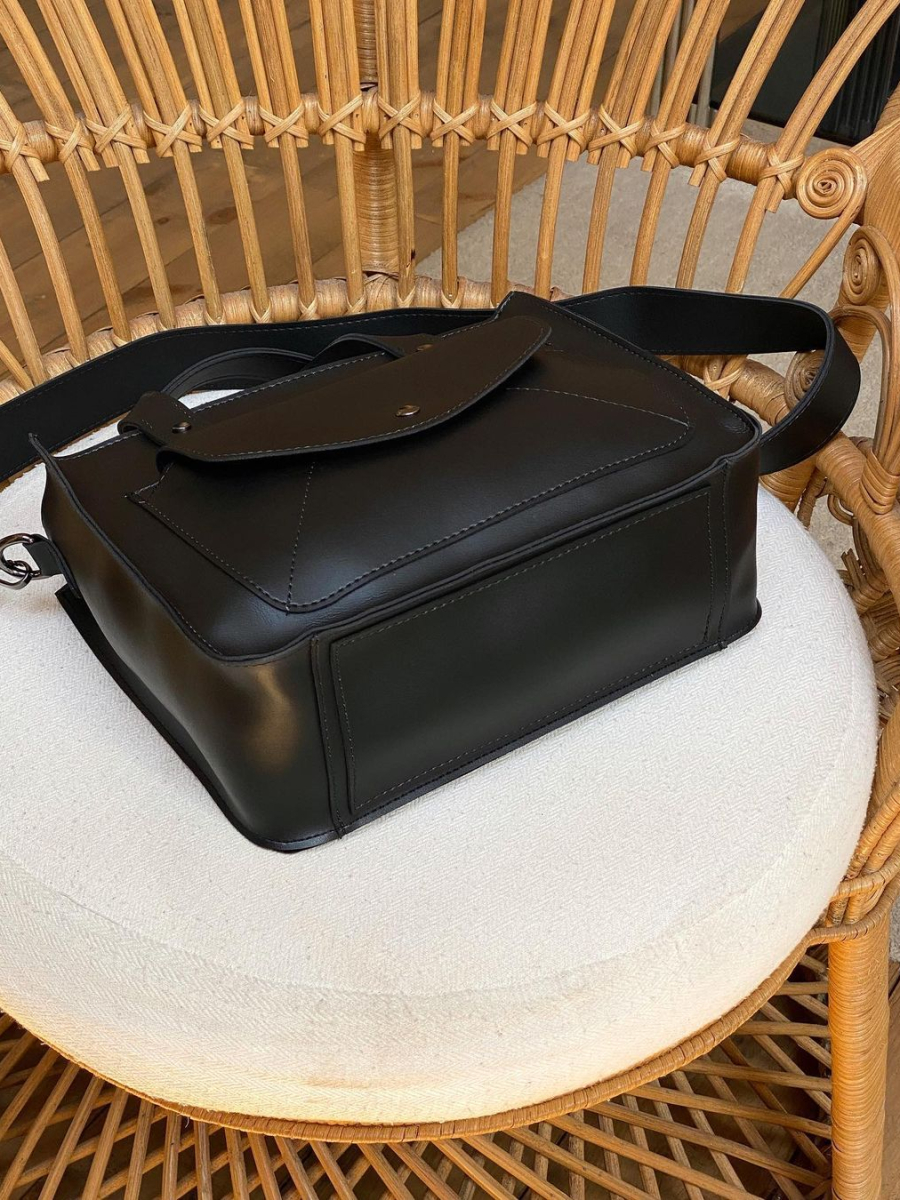 Містка сумка з кишенею спереду НІКОЛЬ чорного кольору LM4000-9