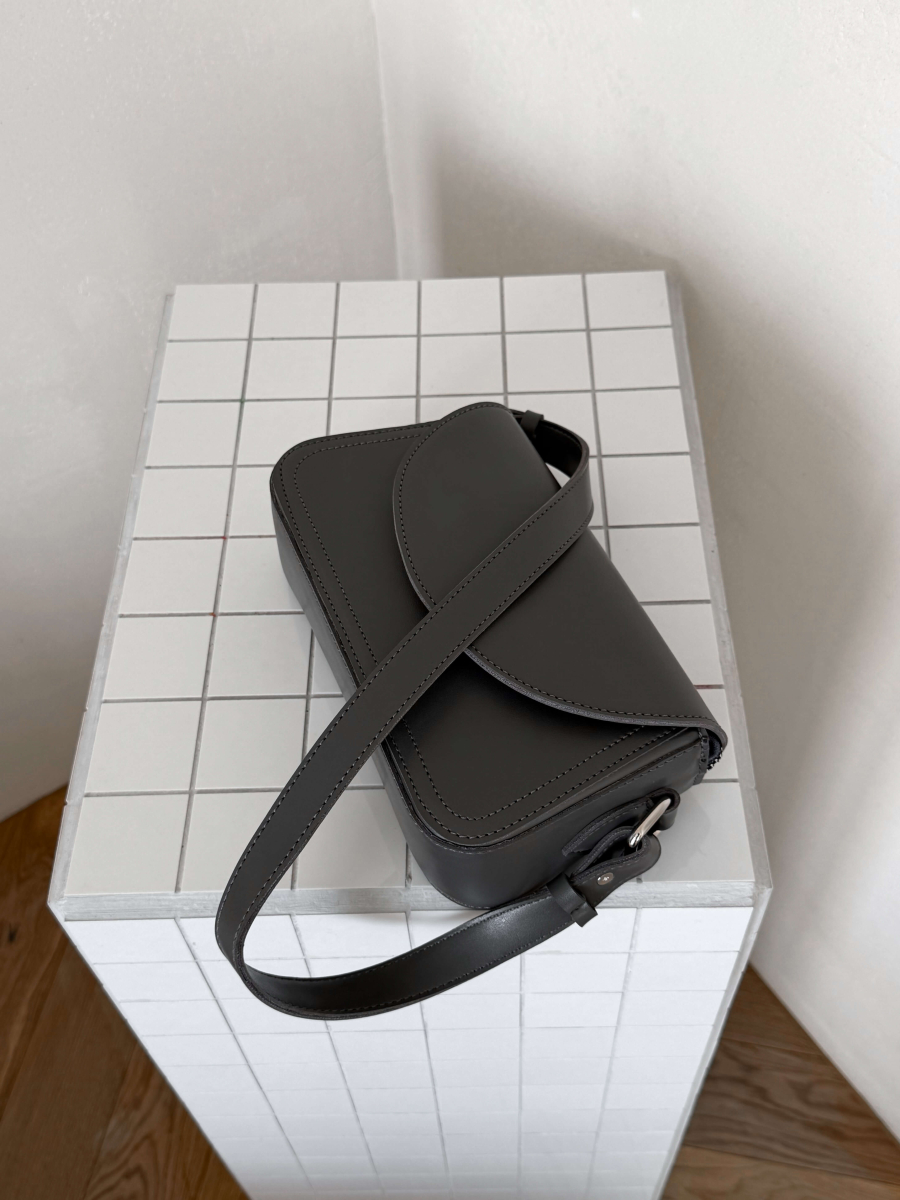 Клатч-багет з напівкруглим клапаном ОЛІВІЯ графітовий LEMAN LM4865-2