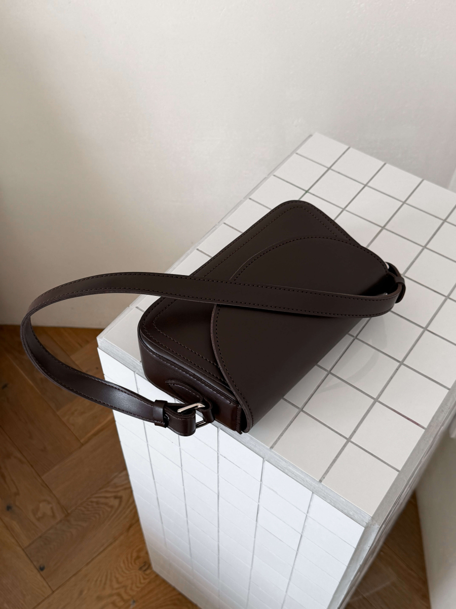 Клатч-багет з напівкруглим клапаном ОЛІВІЯ шоколадний LEMAN LM4865-3