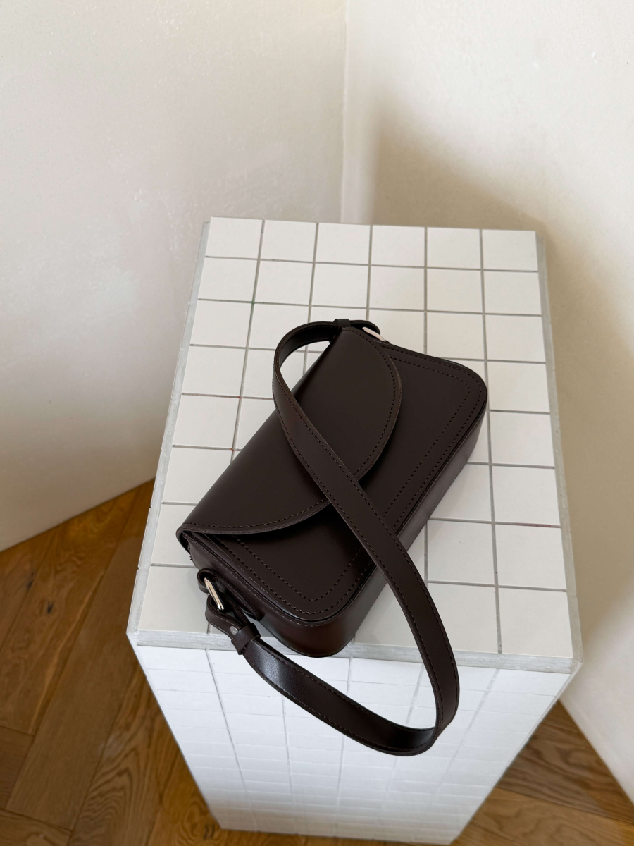 Клатч-багет з напівкруглим клапаном ОЛІВІЯ шоколадний LEMAN LM4865-3