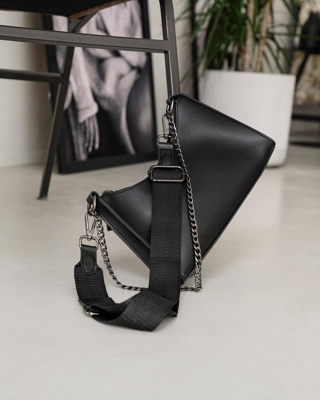 Сумка багет с цепочкой черная LEMAN LM4177-1
