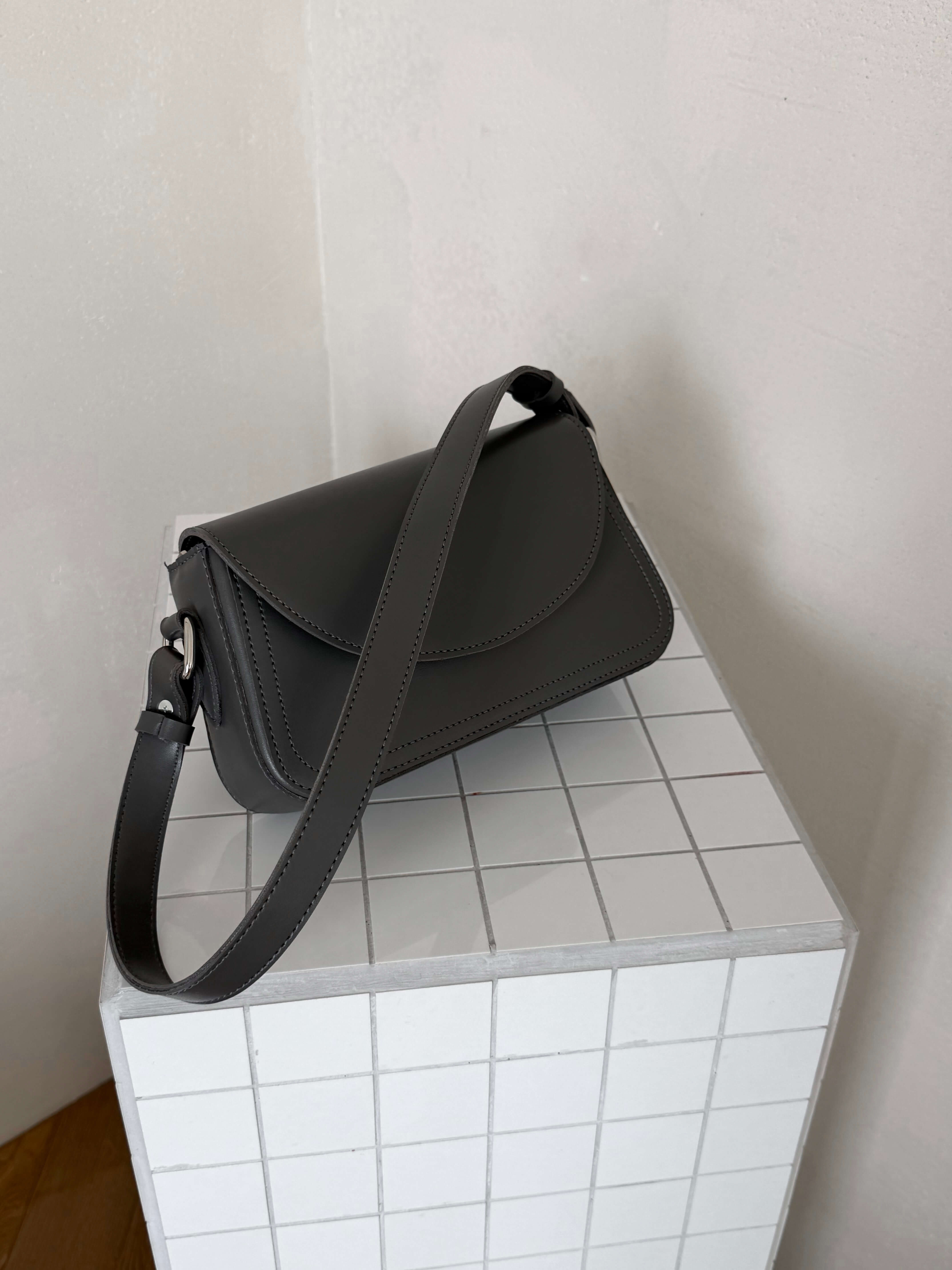 Клатч-багет з напівкруглим клапаном ОЛІВІЯ графітовий LEMAN LM4865-2